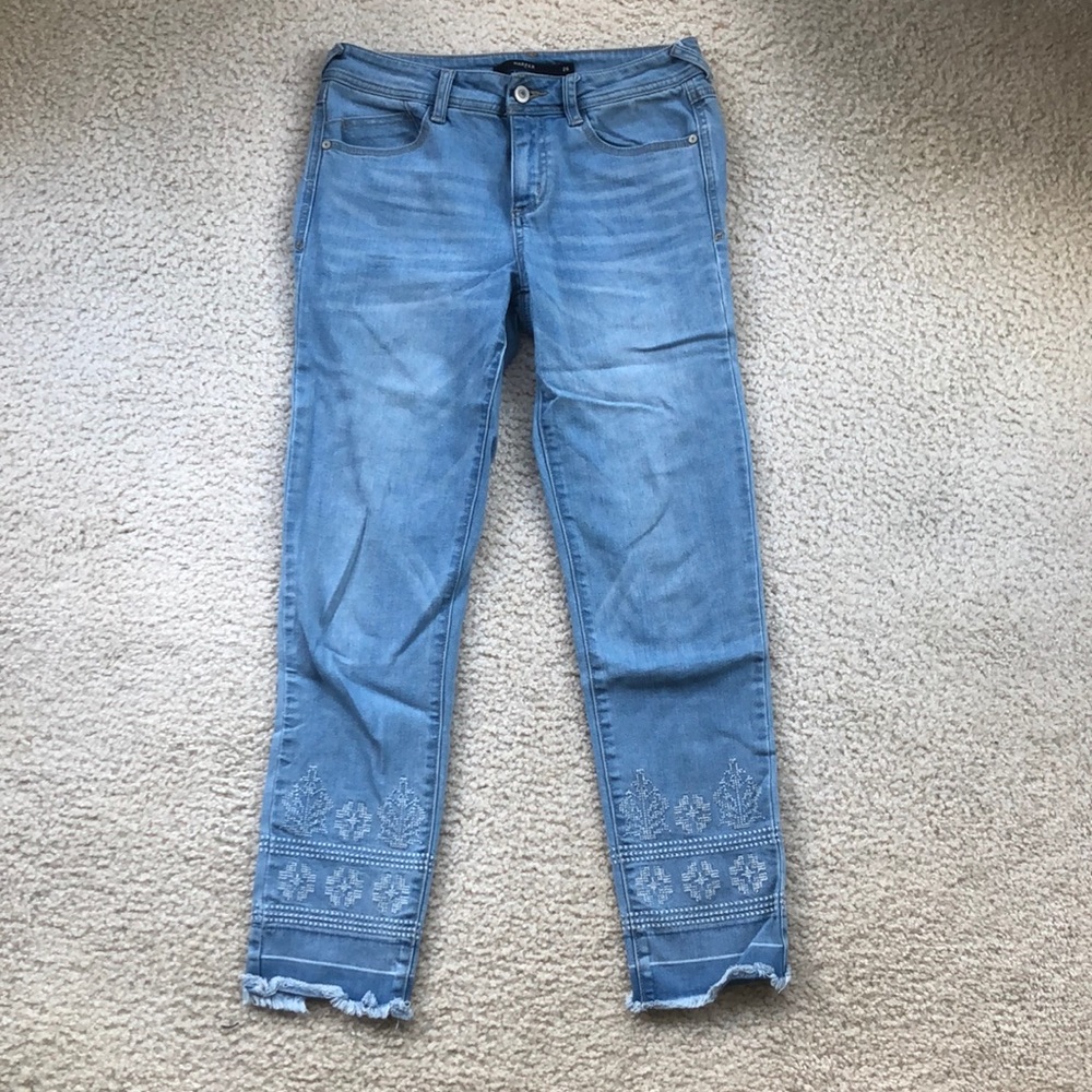 Harper embroidered, light wash jeans